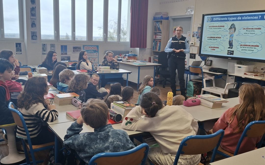 Des gendarmes en classe