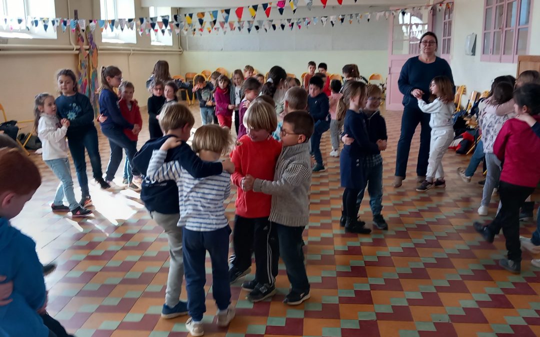 Danses bretonnes au cycle 2 !  dans le cadre de la semaine de la langue et de la culture bretonne.